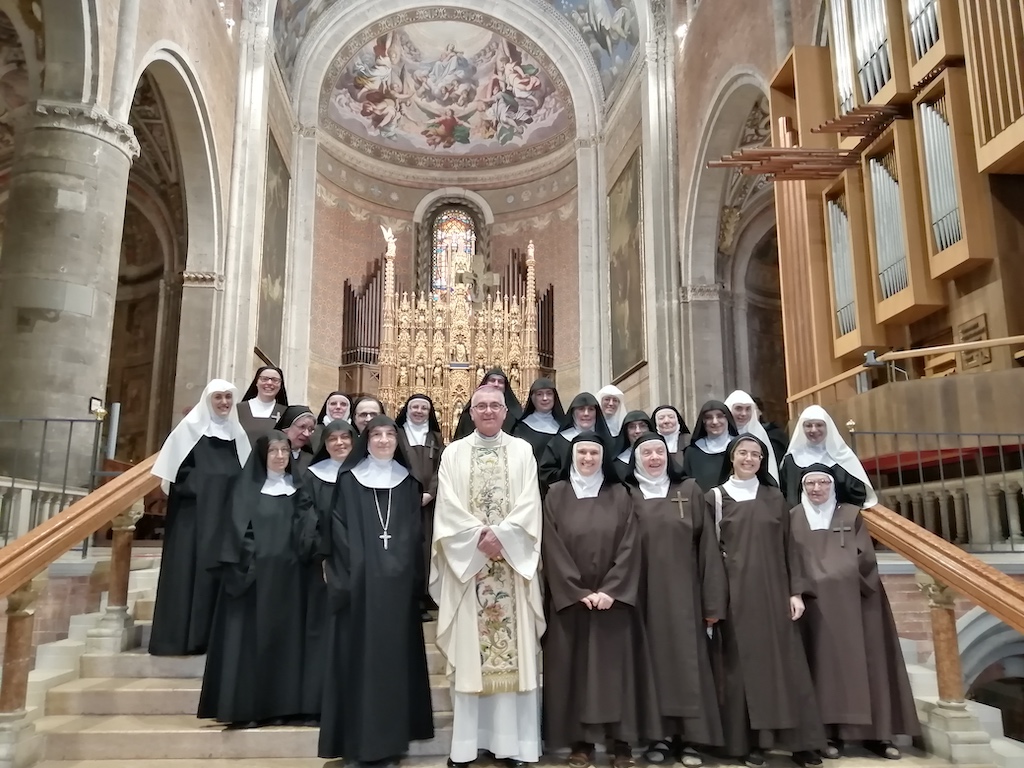 gruppo monache con vescovo in Cattedrale Piacenza