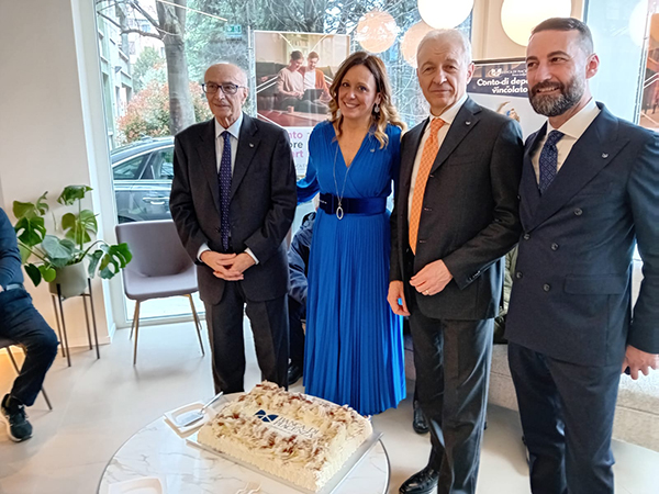 Giuseppe Nenna Fabrizia Monti Angelo Antoniazzi e Francesco Passera con la torta Banca di Piacenza 