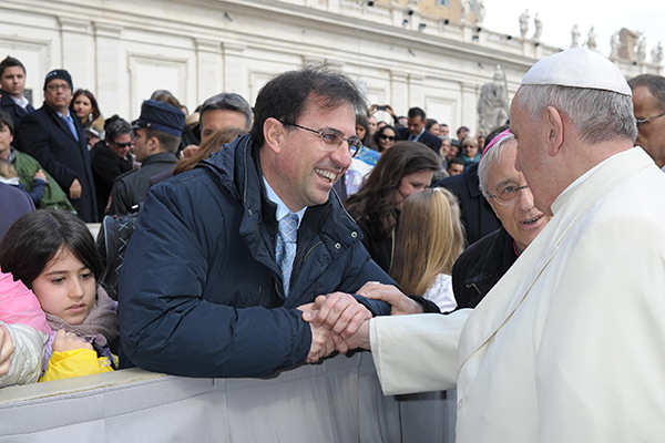 Mauro Steffenini con mons. Ambrosio saluta papa Francesco