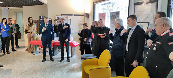 La benedizione del parroco don Fabio Galli
