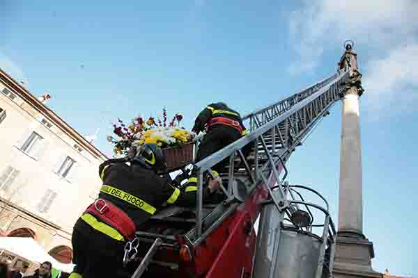 Omaggio allImmacolata da parte dei Vigili del Fuoco
