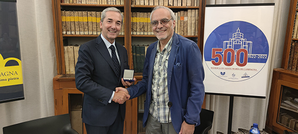 Pietro Coppelli consegna la Medaglia della Banca a Ermanno Mariani