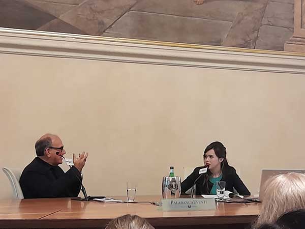 Angelica Saltarelli in dialogo con il giornalista Paolo Baldini