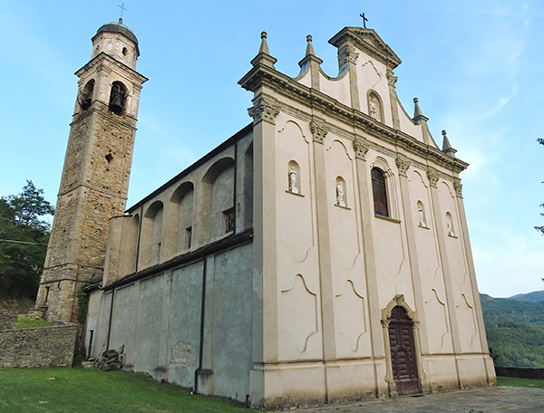 Chiesa di San Michele Arcangelo Monastero di Gravago Bardi facciata e lato nord 2022 06 14