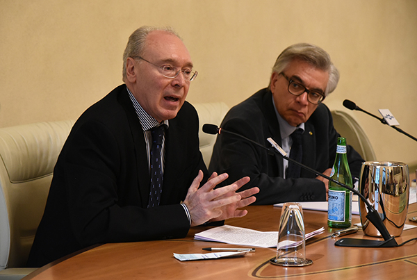 Il prof. Renato Cristin con Emanuele Galba. foto Del Papa