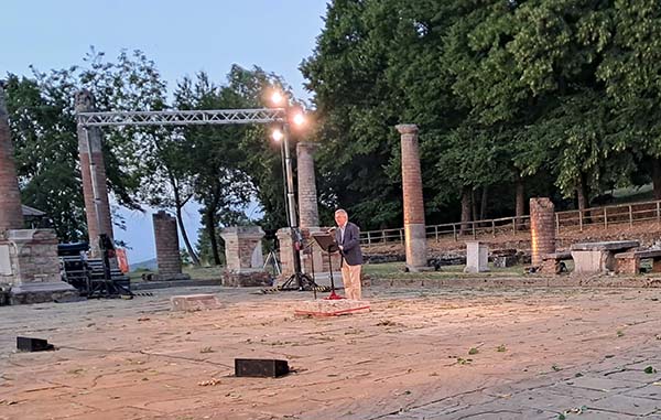 Barbero con «In pace o in guerra» incanta il pubblico a Veleia