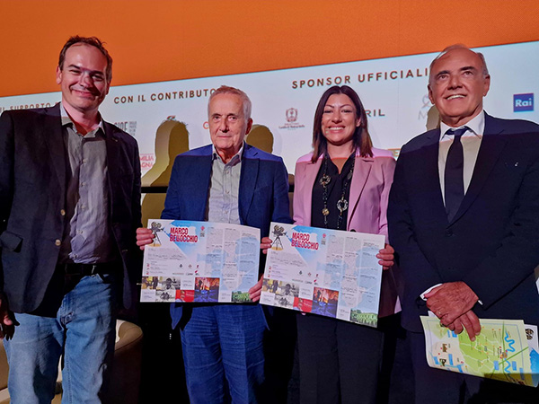 Marco Bellocchio riceve in dono  la mappa del suo cinema in Emilia