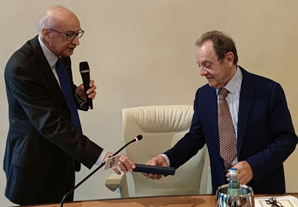 Il presidente Nenna consegna un ricordo della serata al prof. Godi