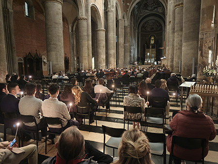 fedeli allaveglia di pasqua in cattedrale
