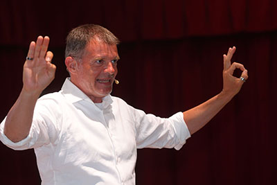 Massini racconta la vita di Trump “in dieci minuti”, applausi per il monologo a Xnl