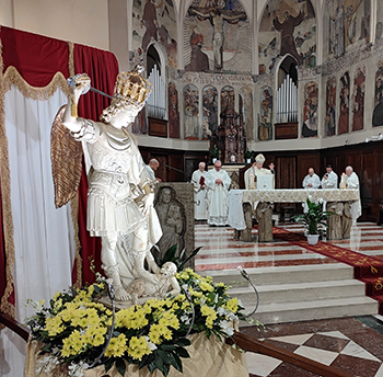 La statua di San Michele a Piacenza: un segno di speranza e di fede