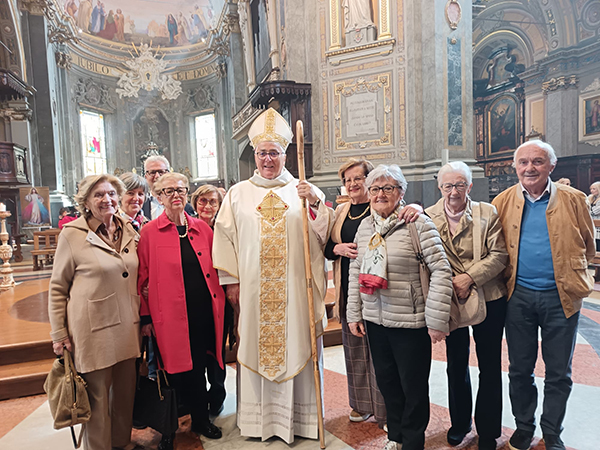 Il neo arcivescovo con alcuni fedeli dellalta val Staffora
