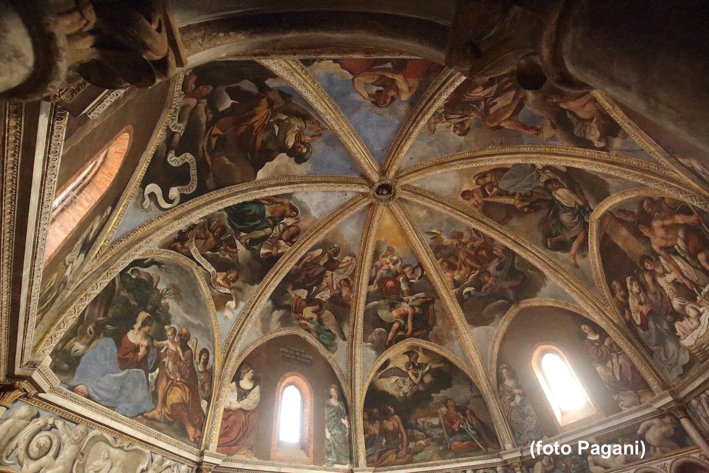 Il tamburo affrescato del Duomo di Piacenza
