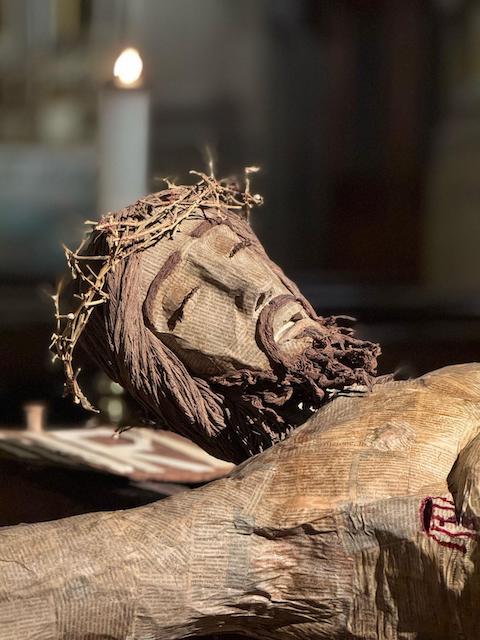 Dettaglio volto del crocifisso realizzato da un detenuto di Tolmezzo