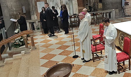 vescovo alla festa di laurea in cattedrale