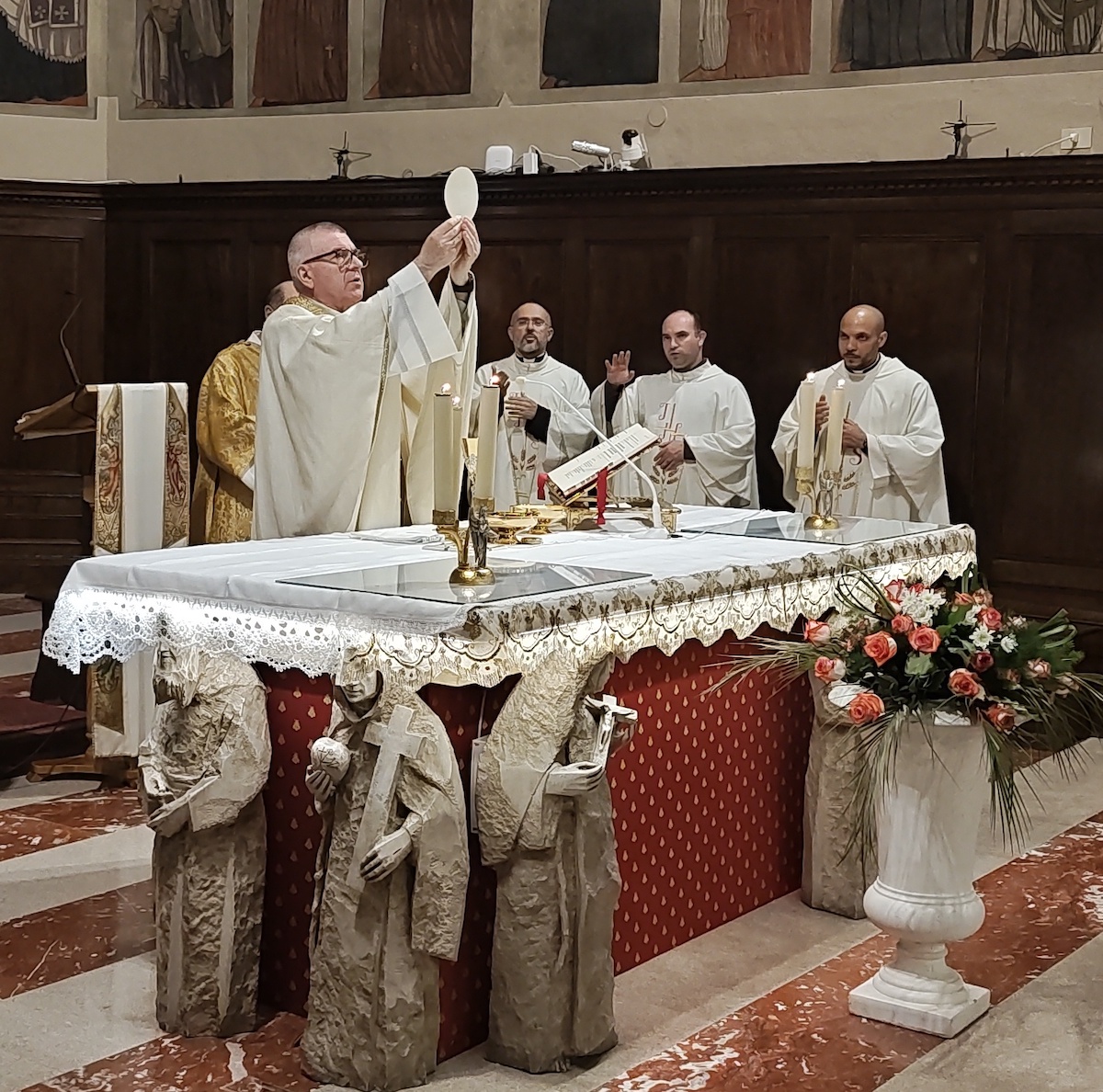 Il Vescovo Adriano Cevolotto celebra messa nella festa di Santa Rita
