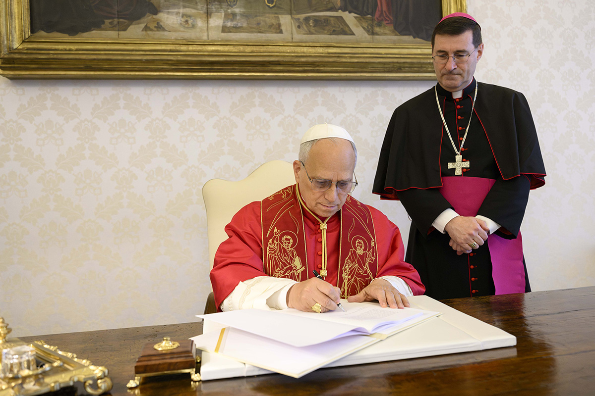 il papa firma lenciclica. Magnifica Humanitasjpg