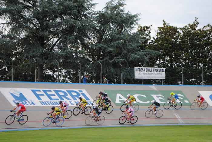 Una Gara giovanile al Velodromo Fiorenzuola
