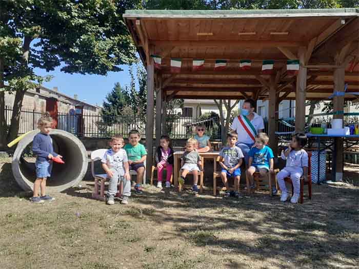 il sindaco zangrandi con i piccoli della materna di calendasco