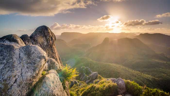 immagine simbolica  del regno di dio fondato su una rocca