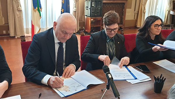 Colla firma Protocollo Prefettura Piacenza