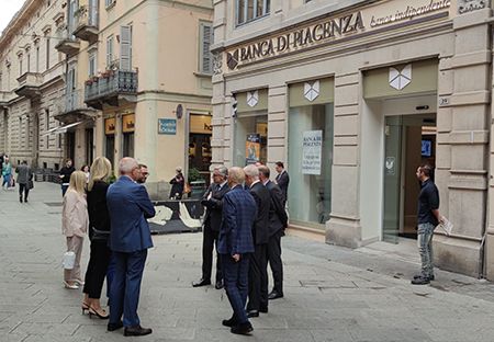 Una veduta esterna della filiale di Pavia