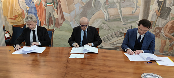 La firma del protocollo dintesa. Da sinistra Filippo Cella Giuseppe Nenna e Angelo Manfredini