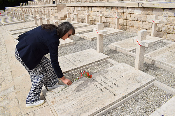 Teresa Musial depone un papavero rosso sulla tomba di un soldato caduto