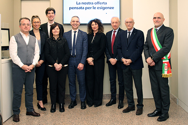 Foto di gruppo con i dipendenti della filiale di Pianello titolare Caterina Gaiaschi al centro