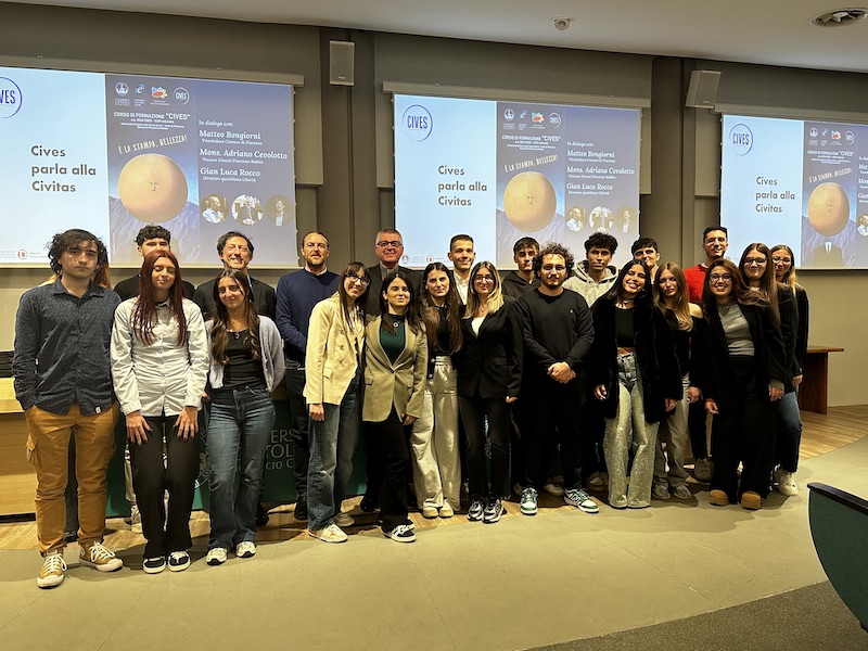 Gli studenti che hanno partecipato al corso insieme ai relatori a cives