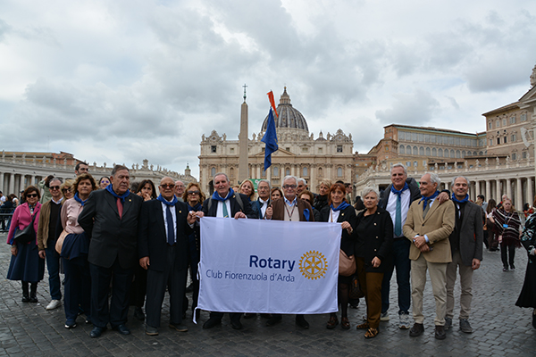 I soci del Rotary Club Fiorenzuola in Piazza San Pietro