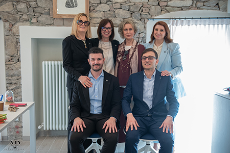 La squadra che gestisce la filiale di Bobbio con la titolare Annalisa Matti terza da sinistra