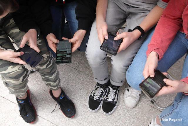 Ragazzi e Social Network foto pagani