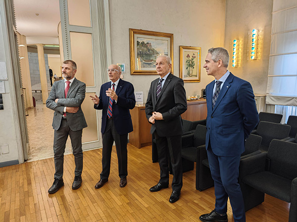Un momento della visita del nuovo questore alla Banca