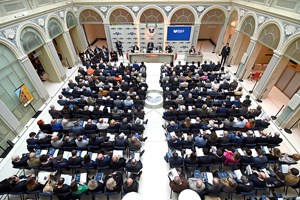 Una veduta dallalto di Sala Corrado Sforza Fogliani durante lAssemblea della Banca di Piacenza dellaprile 2025
