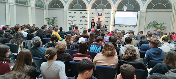 Foto di repertorio di una manifestazione di educazione finanziaria al PalabancaEventi